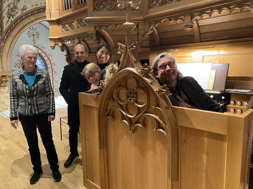 Organisten an der neune Orgel in der Lourdes Kirche Dussnang