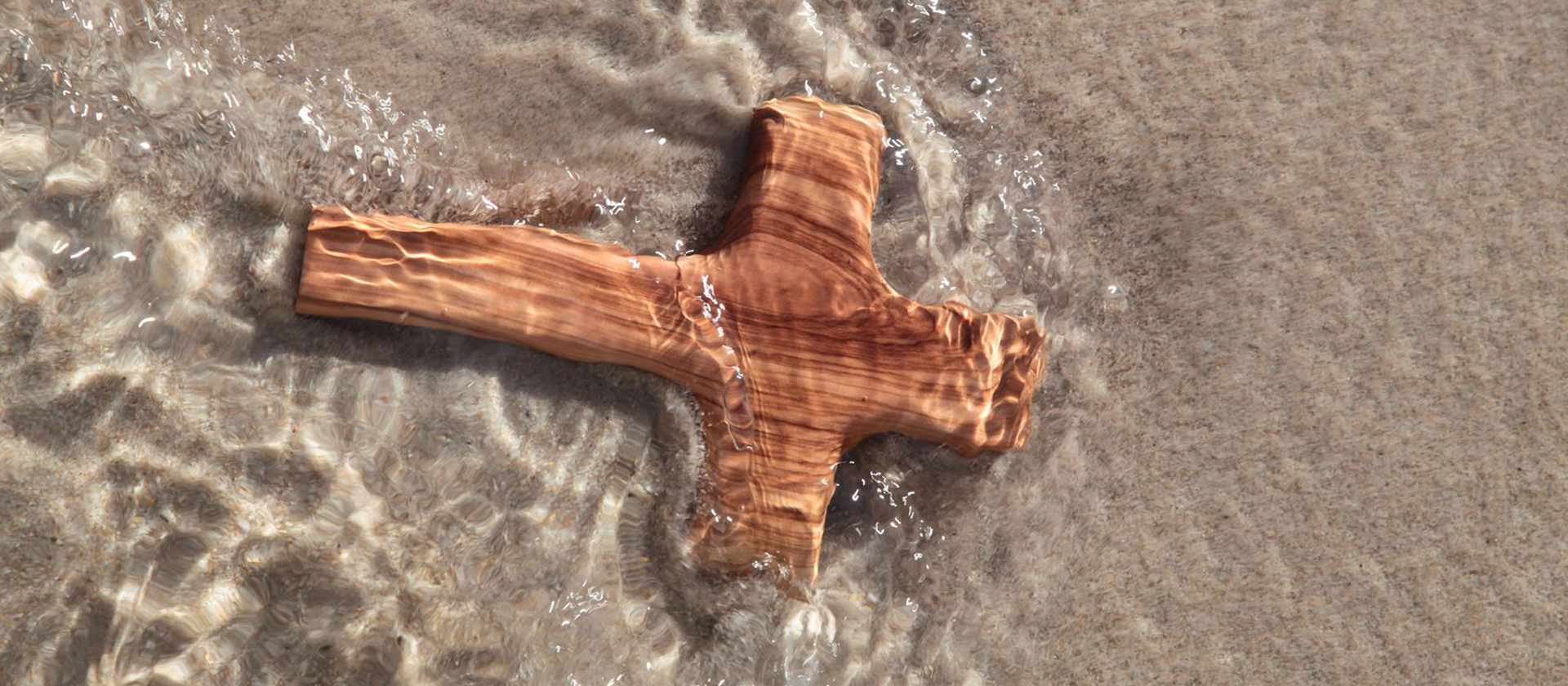 Kreuz im Wasser