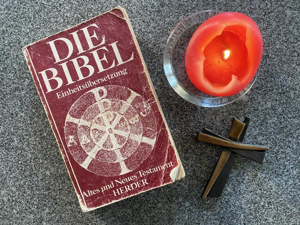 Bibel, Kreuz, Kerze zum Hohen Donnerstag/Bild CW