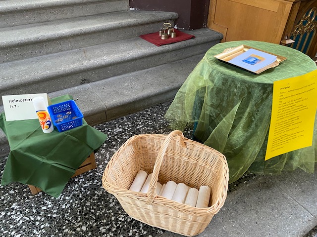 Osterkerzen zum Verkauf in den Kirchen des Pastoralraum Tannzapfenland